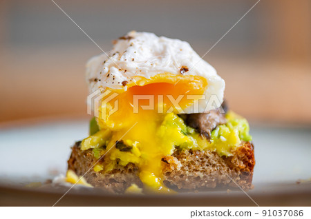 Healthy breakfast from poached eggs and mushrooms 91037086