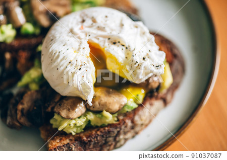 Healthy breakfast from poached eggs and mushrooms 91037087