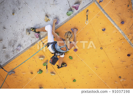 girl climbing up the wall 91037198