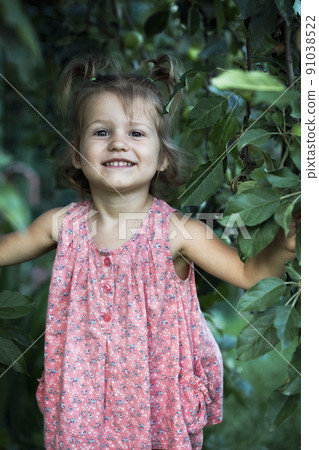 little girl at the garden 91038522