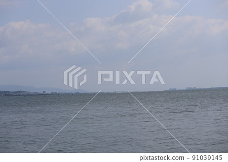 漣漪表面的琵琶湖,霧靄中的琵琶湖大橋,城市景觀,山巒,雲彩,藍天 漣漪表面的琵琶湖,霧靄中的琵琶湖大橋,城市景觀,山巒,雲彩,藍天 91039145