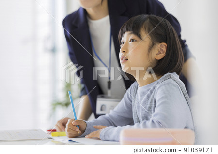 在補習班學習的小學生 91039171