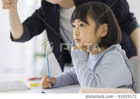 在補習班學習的小學生 91039172