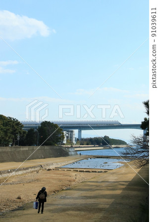 從日本高速公路蘆屋河口附近看到的阪神高速公路灣岸線 91039611