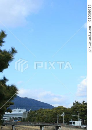 流經日本兵庫縣蘆屋市蘆屋河街道的河流風景 91039613