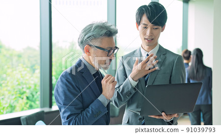 Executive men and businessmen to consult 91039793