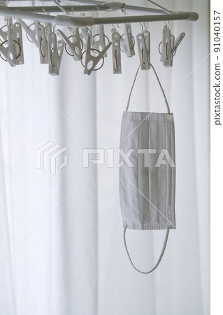 Dry the mask in the room with a laundry hanger Dry the mask in the room with a laundry hanger 91040157