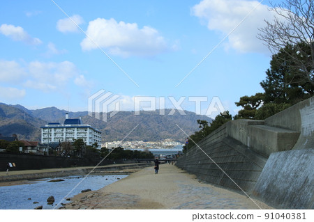 流經日本街頭的河流風光:兵庫縣蘆屋市蘆屋河上的一排松樹 流經日本街頭的河流風光:兵庫縣蘆屋市蘆屋河上的一排松樹 91040381