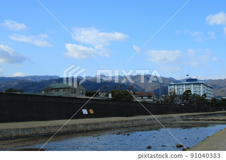 Scenery of the river flowing through the streets of Japan: A row of pine trees on the Ashiya River in Ashiya City, Hyogo Prefecture 91040383