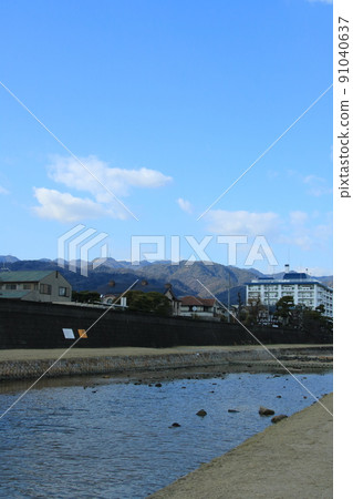 流經日本街頭的河流風光:兵庫縣蘆屋市蘆屋河上的一排松樹 流經日本街頭的河流風光:兵庫縣蘆屋市蘆屋河上的一排松樹 91040637