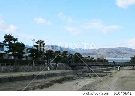 流經日本街頭的河流風光:兵庫縣蘆屋市蘆屋河上的一排松樹 流經日本街頭的河流風光:兵庫縣蘆屋市蘆屋河上的一排松樹 91040641
