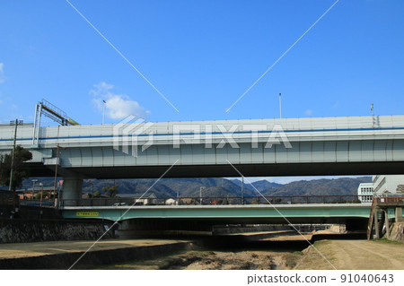 阪神高速3號神戶線和蘆屋穿過日本高速公路蘆屋川的風景 91040643