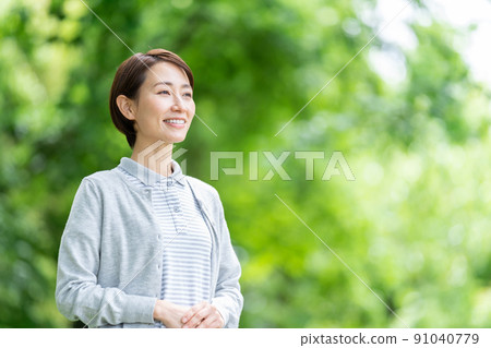 照顧者室外新鮮的綠色背景 91040779