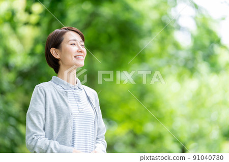 照顧者室外新鮮的綠色背景 91040780