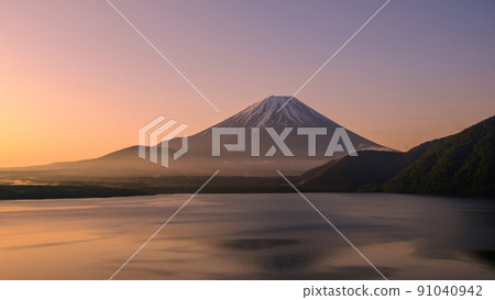 Lake Motosu and Mt. Fuji at dawn 91040942