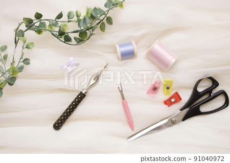 花式藤蔓和縫紉工具的圖像 91040972