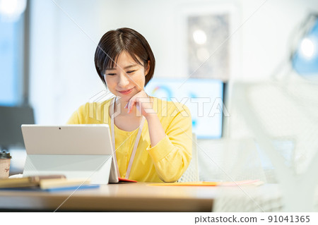 Female employee working in the office 91041365
