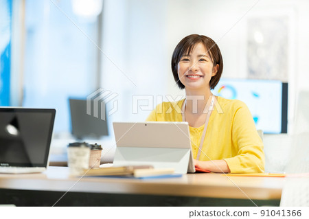 Female employee working in the office 91041366