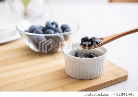 Blueberry and blueberry jam 91041445