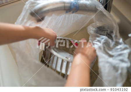 清潔廚房的換氣扇 清潔廚房的換氣扇 91043192