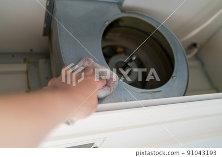 Cleaning the ventilation fan in the kitchen 91043193