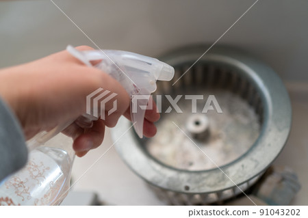 Cleaning the ventilation fan in the kitchen Cleaning the ventilation fan in the kitchen 91043202