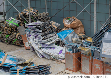 Painting site: Disposal of 18L cans 91044110