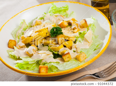Appetizing Caesar salad 91044372