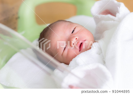 新生嬰兒 91044895