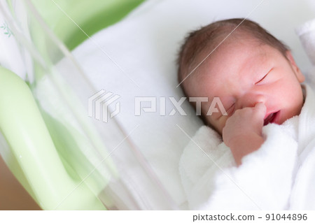 新生嬰兒 91044896