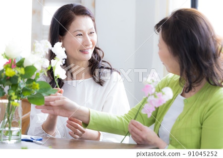 女性的生活方式 享受插花的高級女性 91045252