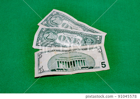 US $ 1 and $ 5 bills on a green background US $ 1 and $ 5 bills on a green background 91045578