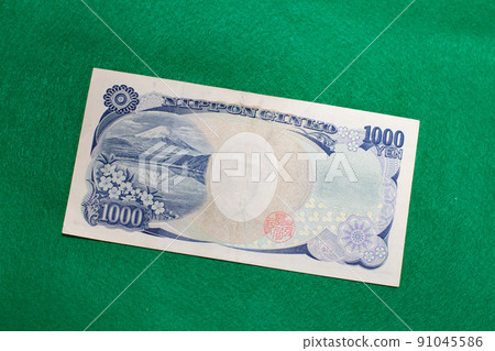在綠色背景的 1000 日元票據 91045586