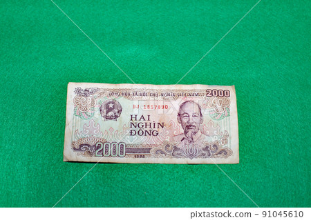 在綠色背景的越南盾鈔票 91045610
