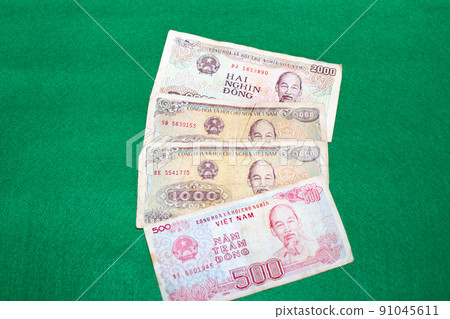 在綠色背景的越南盾鈔票 91045611