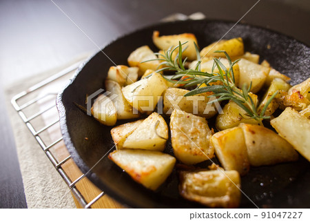 迷迭香土豆鐵鍋 91047227