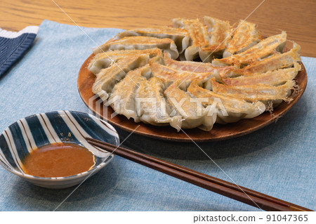 日本烤餃子和味噌醬。 91047365