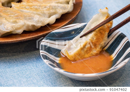 日本烤餃子和味噌醬。 91047402