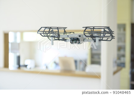 無人機在室內飛行 91048465