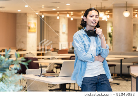 戴黑色耳機的男人 91049088