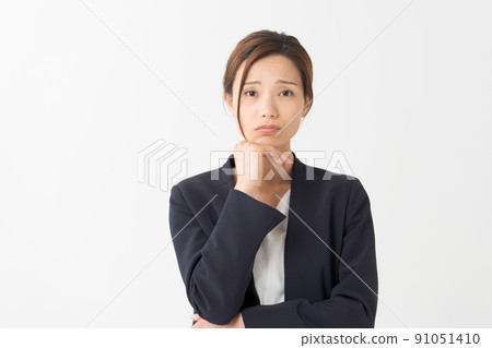 Female portrait suit in her 20s 91051410