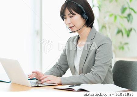 Businesswoman having an online meeting 91051985