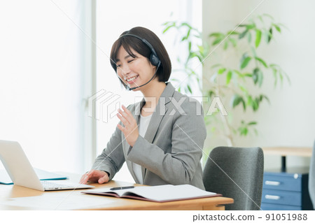 Businesswoman having an online meeting 91051988