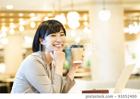 看著相機的女商人辦公室肖像微笑 91052400
