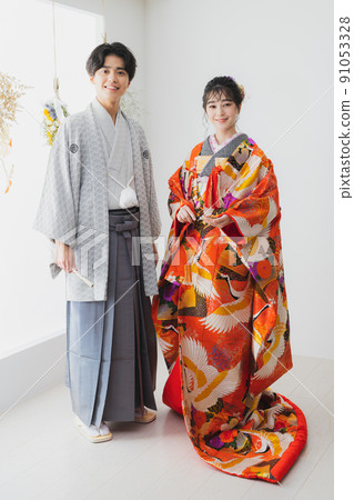 彩色 uchikake 新娘和新郎婚禮和服 91053328