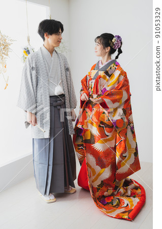 彩色 uchikake 新娘和新郎婚禮和服 91053329