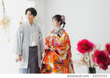 彩色 uchikake 新娘和新郎婚禮和服 91053332