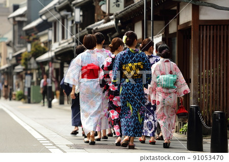 在保留昭和時代氣氛的川越市穿著浴衣散步 在保留昭和時代氣氛的川越市穿著浴衣散步 91053470
