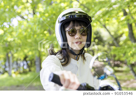 自行車女孩在樹林裡騎自行車 91053546