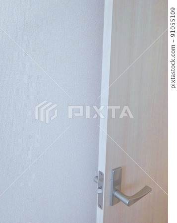 Room open door and white wallpaper 91055109